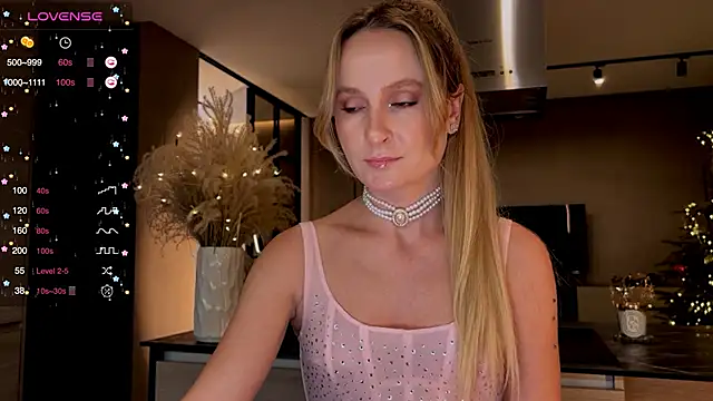 Snapshot of Peach__juice chatting on 01.14.25 Peach juice online show from 01.14.25