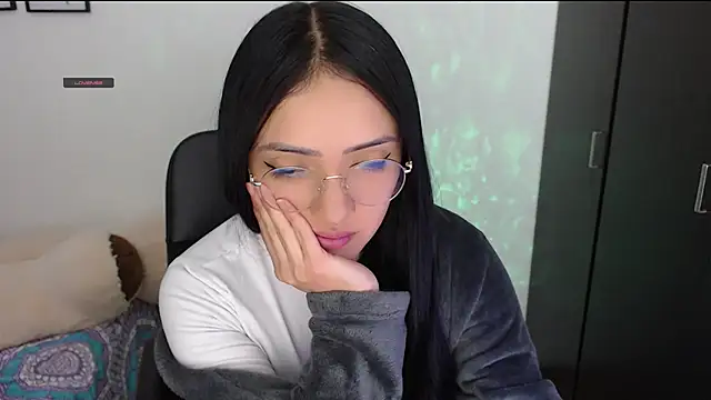 Snapshot of Suzanne_abbey chatting on 11.28.25 Suzanne abbey online show from 11.28.25