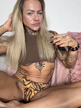 Divina X  online show from 11.17.25