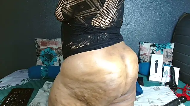 Snapshot of ThickAss90 chatting on 05.17.26 ThickAss90 online show from 05.17.26