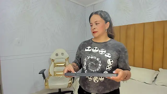 Daphne81  online show from 01.29.25