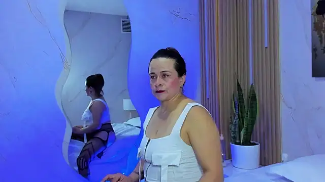 Snapshot of Daphne81_ chatting on 09.23.25 Daphne81  online show from 09.23.25