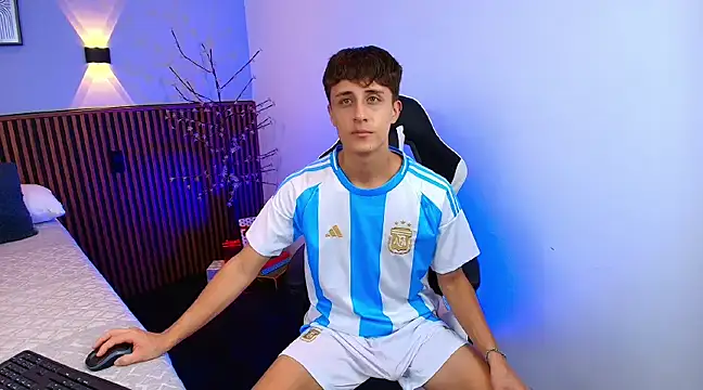 Snapshot of JoseloEvans chatting on 01.01.25 JoseloEvans online show from 01.01.25