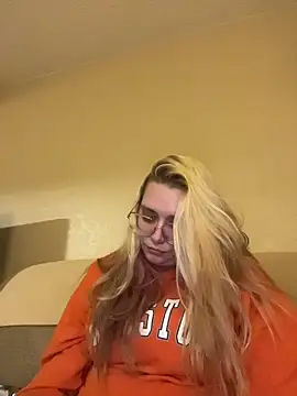 Snapshot of Lalalynn chatting on 04.16.26 Lalalynn online show from 04.16.26
