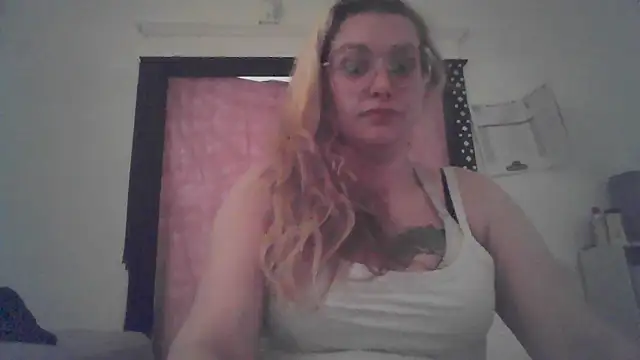 Snapshot of Lalalynn chatting on 04.29.26 Lalalynn online show from 04.29.26