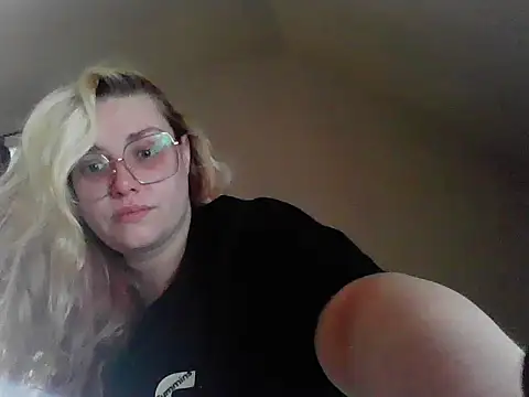 Snapshot of Lalalynn chatting on 05.01.26 Lalalynn online show from 05.01.26