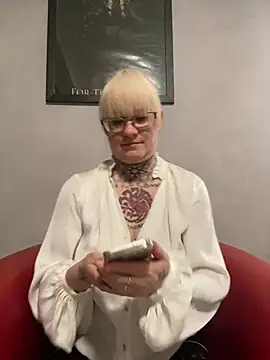 poussichienne online show from 02.18.25