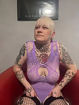 poussichienne online show from 02.19.25