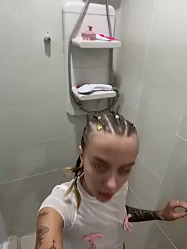 Snapshot of enjoy_my_beauty chatting on 12.16.24 enjoy my beauty online show from 12.16.24