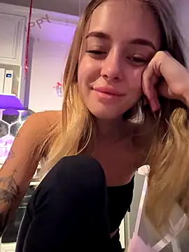 Snapshot of enjoy_my_beauty chatting on 10.27.25 enjoy my beauty online show from 10.27.25