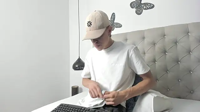 Snapshot of Dei_v_48 chatting on 02.14.25 Dei v 48 online show from 02.14.25