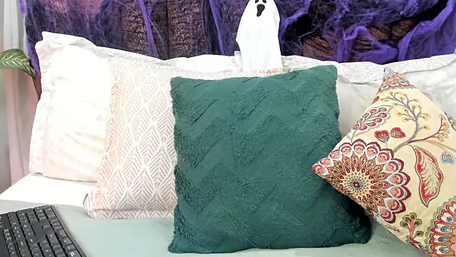 Snapshot of tiffany_becker chatting on 10.30.25 tiffany becker online show from 10.30.25