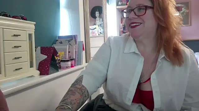 Snapshot of NikiDeeOfficial chatting on 12.16.25 NikiDeeOfficial online show from 12.16.25