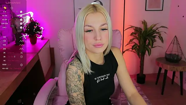 Snapshot of Crystal_Barbie chatting on 12.03.24 Crystal Barbie online show from 12.03.24