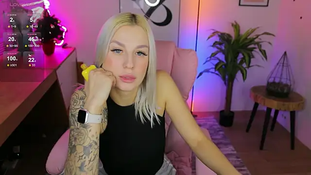 Snapshot of Crystal_Barbie chatting on 12.10.24 Crystal Barbie online show from 12.10.24