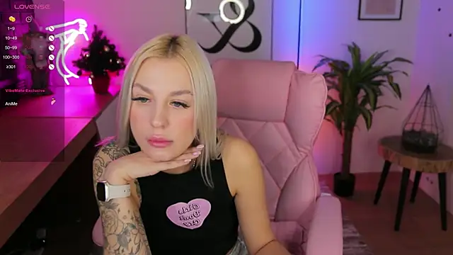 Snapshot of Crystal_Barbie chatting on 12.10.24 Crystal Barbie online show from 12.10.24