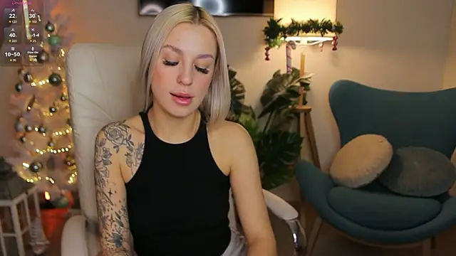 Snapshot of Crystal_Barbie chatting on 12.12.24 Crystal Barbie online show from 12.12.24