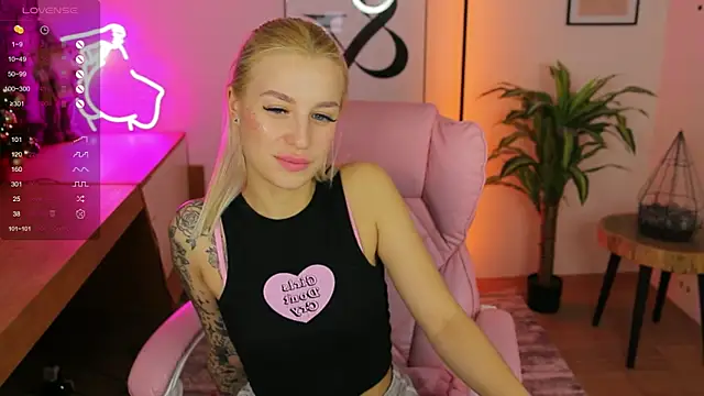 Snapshot of Crystal_Barbie chatting on 12.24.24 Crystal Barbie online show from 12.24.24