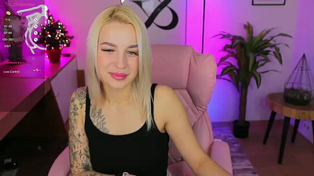 Snapshot of Crystal_Barbie chatting on 01.02.25 Crystal Barbie online show from 01.02.25