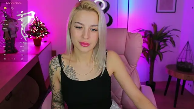 Snapshot of Crystal_Barbie chatting on 01.03.25 Crystal Barbie online show from 01.03.25