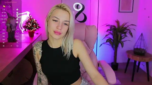 Snapshot of Crystal_Barbie chatting on 01.04.25 Crystal Barbie online show from 01.04.25