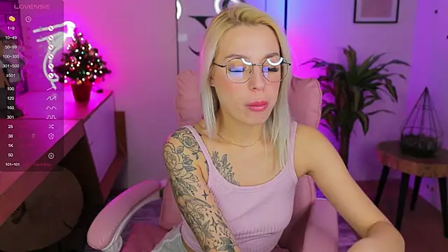 Snapshot of Crystal_Barbie chatting on 01.06.25 Crystal Barbie online show from 01.06.25