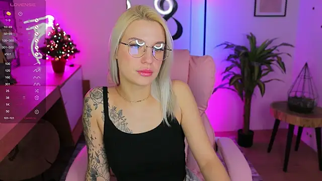 Snapshot of Crystal_Barbie chatting on 01.07.25 Crystal Barbie online show from 01.07.25