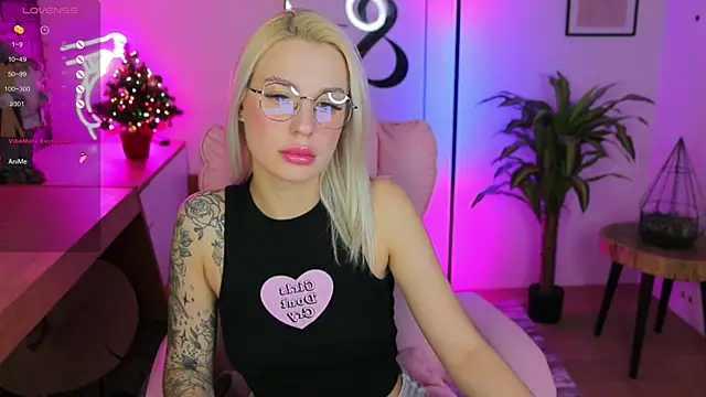 Snapshot of Crystal_Barbie chatting on 01.07.25 Crystal Barbie online show from 01.07.25