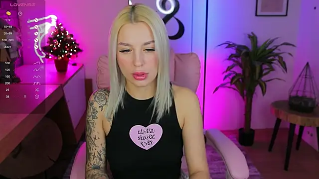 Snapshot of Crystal_Barbie chatting on 01.07.25 Crystal Barbie online show from 01.07.25