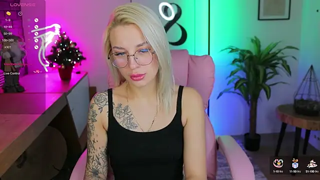 Snapshot of Crystal_Barbie chatting on 01.08.25 Crystal Barbie online show from 01.08.25