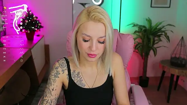 Snapshot of Crystal_Barbie chatting on 01.15.25 Crystal Barbie online show from 01.15.25