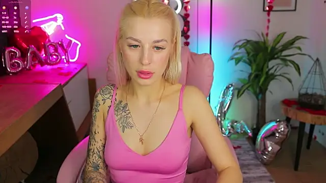 Snapshot of Crystal_Barbie chatting on 02.28.25 Crystal Barbie online show from 02.28.25