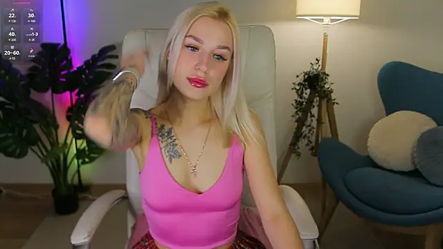 Snapshot of Crystal_Barbie chatting on 03.03.25 Crystal Barbie online show from 03.03.25