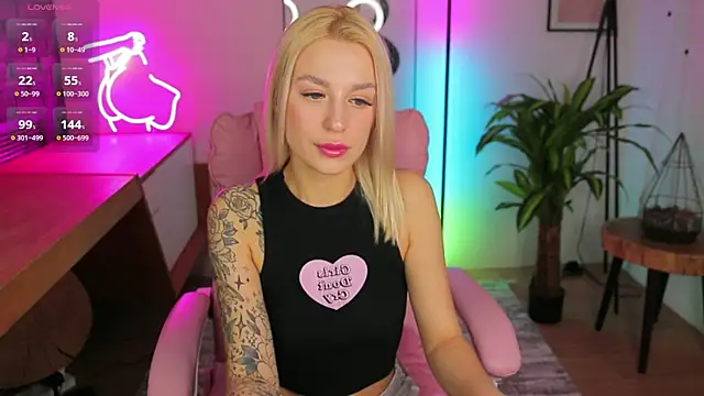 Snapshot of Crystal_Barbie chatting on 03.04.25 Crystal Barbie online show from 03.04.25