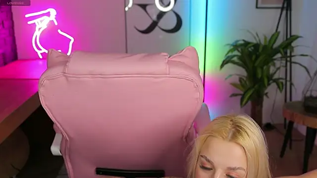 Snapshot of Crystal_Barbie chatting on 03.05.25 Crystal Barbie online show from 03.05.25