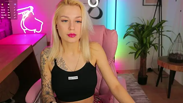 Snapshot of Crystal_Barbie chatting on 03.09.25 Crystal Barbie online show from 03.09.25