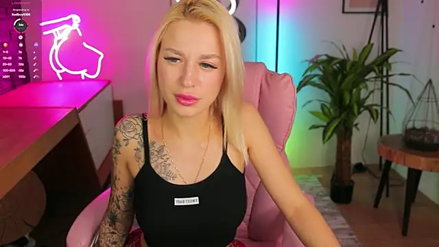 Snapshot of Crystal_Barbie chatting on 03.09.25 Crystal Barbie online show from 03.09.25