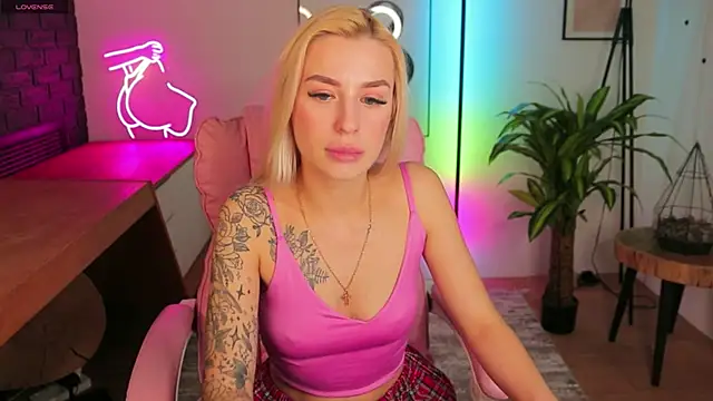 Snapshot of Crystal_Barbie chatting on 03.18.25 Crystal Barbie online show from 03.18.25