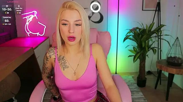 Snapshot of Crystal_Barbie chatting on 03.18.25 Crystal Barbie online show from 03.18.25