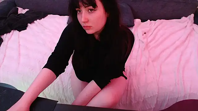 Lynylou online show from 12.21.24