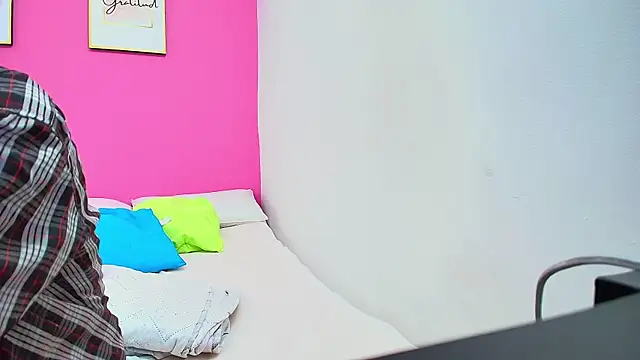 yourcuteneighbourr online show from 01.10.25