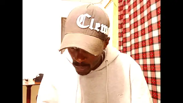 Snapshot of phillip-hot chatting on 11.29.25 phillip-hot online show from 11.29.25