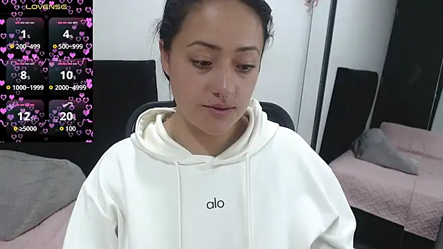 jjulietha95 online show from 10.23.25