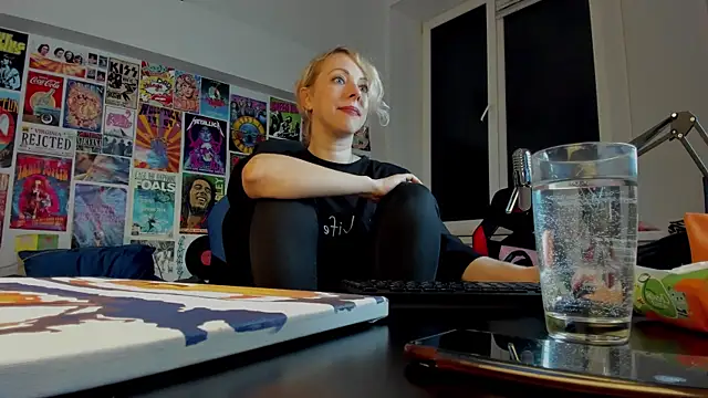 LylithSkye online show from 01.04.25