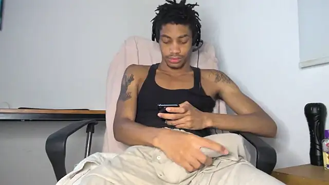 Snapshot of Skinnyblackman chatting on 06.08.26 Skinnyblackman online show from 06.08.26
