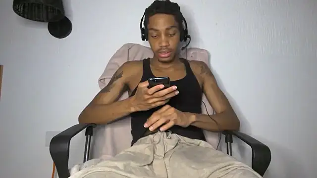 Snapshot of Skinnyblackman chatting on 06.12.26 Skinnyblackman online show from 06.12.26