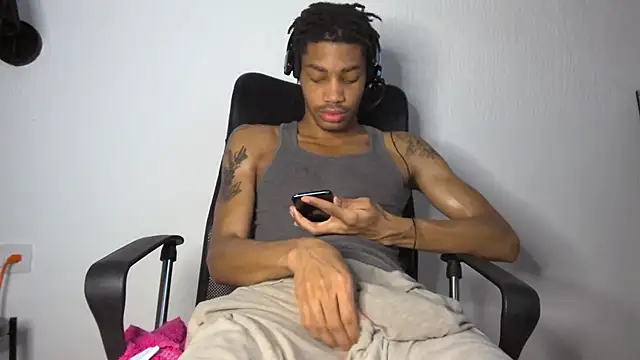Snapshot of Skinnyblackman chatting on 07.04.26 Skinnyblackman online show from 07.04.26