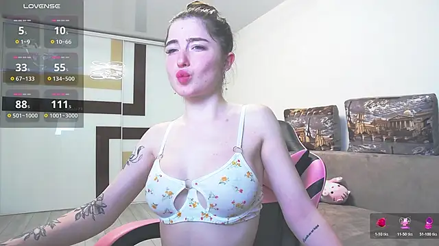 Snapshot of Luxuryalma chatting on 05.20.26 Luxuryalma online show from 05.20.26