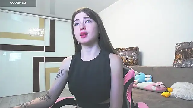 Snapshot of Luxuryalma chatting on 06.19.26 Luxuryalma online show from 06.19.26