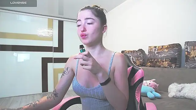 Snapshot of Luxuryalma chatting on 06.29.26 Luxuryalma online show from 06.29.26